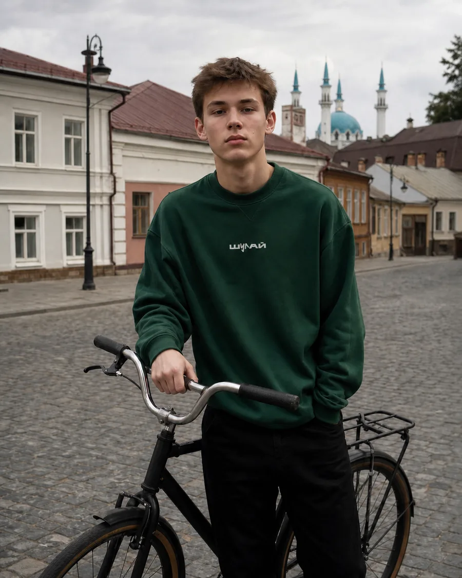 Парень Шулай с велосипедом в городе