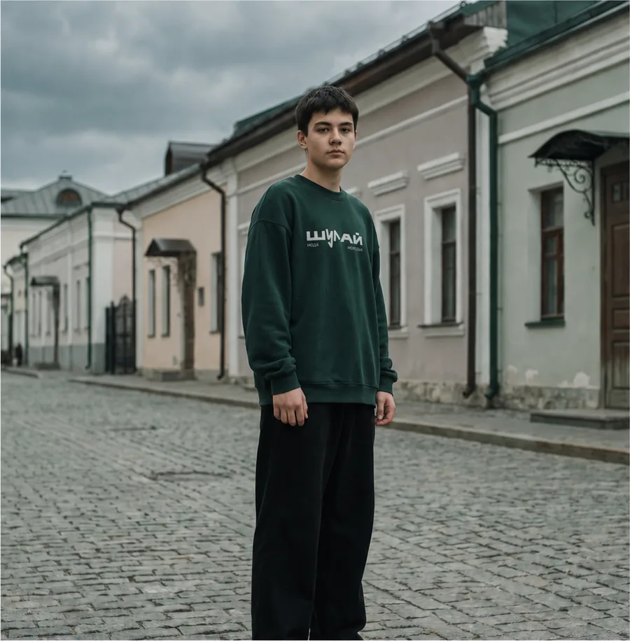 Парень Шулай на старой улице Казани